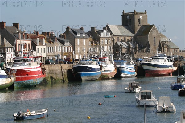 France, Basse Normandie, Manche, val de saire, port de barfleur, plus beaux villages de france, bateaux de peche, le port, panorama, paysage, maree basse,