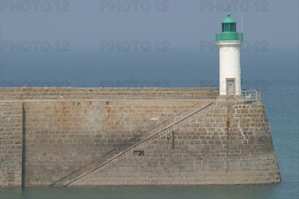 France, Basse Normandie, Manche, Cotentin, dielette, port de plaisance, phare, ponton, digue, escalier, mer,