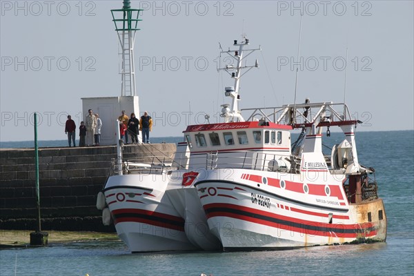 France, Basse Normandie, Manche, val de saire, port de barfleur, plus beaux villages de france, bateau de peche, catamaran, retour de peche, marisn sur le quai,