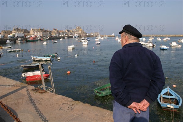 France, Basse Normandie, Manche, val de saire, port de barfleur, plus beaux villages de france, bateaux de peche, senior marin contemplant le port, panorama, paysage, maree haute,