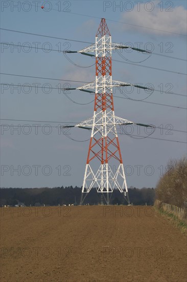 France, Haute Normandie, eure, pylone electrique dans un champ laboure, electricite, haute tension, energie, fils, environnement,