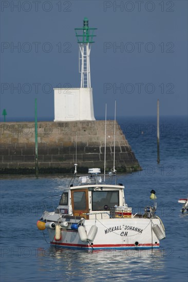 France, Basse Normandie, Manche, val de saire, port de barfleur, plus beaux villages de france, bateau de peche loisir, plaisance, ponton, quai,