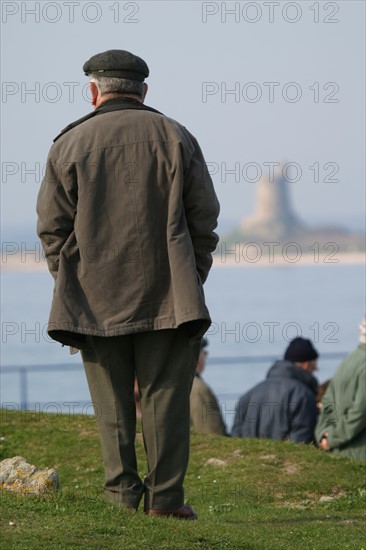 France, Basse Normandie, Manche, val de saire, ile tatihou, face a saint vaast la hougue, senior contemplant le paysage,