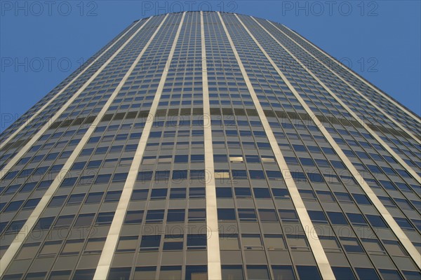 France, Paris 14e, Tour Montparnasse, ciel bleu, contre plongee, fenetres, gratte ciel, building,