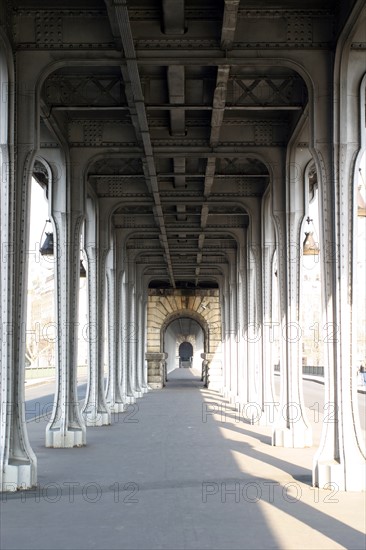 France, Paris 15/16e, pont de bir hakeim, 1er niveau du pont, structure metallique, rivets, viaduc, passy, metro ligne 6 RATP,