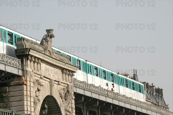 France, Paris 15/16e, pont de bir hakeim, les nautes de gustave michel, sculptures de piles du pont, viaduc, passy, metro ligne 6 RATP,