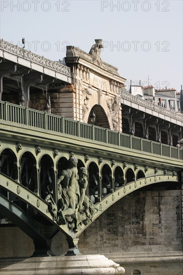 France, Paris 15/16e, pont de bir hakeim, les nautes de gustave michel, sculptures de piles du pont, viaduc, passy, metro ligne 6 RATP,
