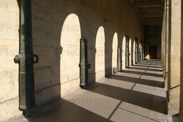 France, Paris 7e, les invalides, musee de l'armee, arcades, canons, guerre,