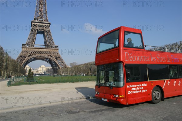 France, Paris 7e, bus de tourisme, autobus a imperiale, les cars rouges, au pied de la Tour Eiffel, dame de fer, champ de mars, touristes,