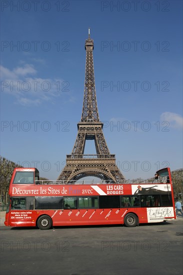 France, Paris 7e, bus de tourisme, autobus a imperiale, les cars rouges, au pied de la Tour Eiffel, dame de fer, champ de mars, touristes,