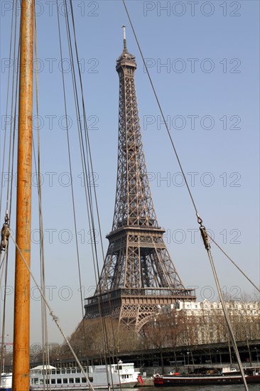 France, Paris 16e rive de Seine et Tour Eiffel en fond, mats d'un voilier a quai, cables, mat,