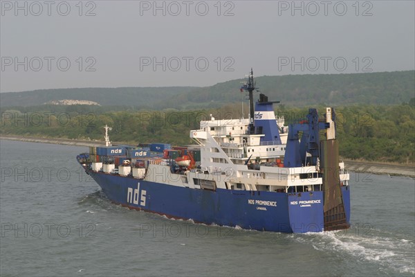 France: Normandie, Seine Maritime, vallee de la Seine, grand port de mer de Rouen, cargo roulier, contenaurs, container, en route, montee de Seine,