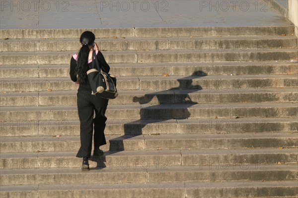 France, Paris 7e, pont d'iena, escaliers, femme au telephone, ombre,