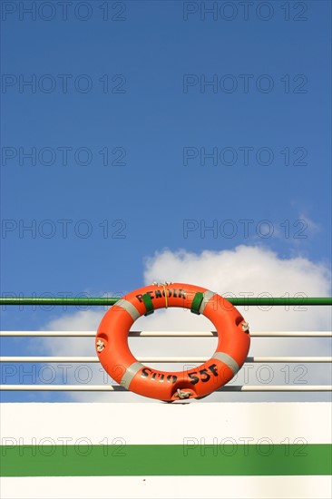 France, Basse Normandie, calvados, Honfleur, bateau de croisiere sur la Seine renoir, croisi europe, detail bouee de sauvetage, ciel bleu,