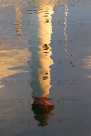 France, Basse Normandie, calvados, ouistreham, reflet du phare dans l'eau, signalisation, maritime,