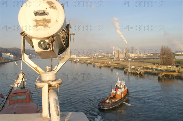 France: Normandie, Seine Maritime, vallee de la Seine, grand port de mer de Rouen, remorqueur, projecteur sur le pont, fumee,