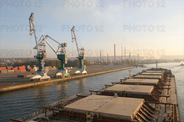 France: Normandie, Seine Maritime, vallee de la Seine, grand port de mer de Rouen, cargo descendant la Seine, vraquier, cereales, grues, terminals sacs