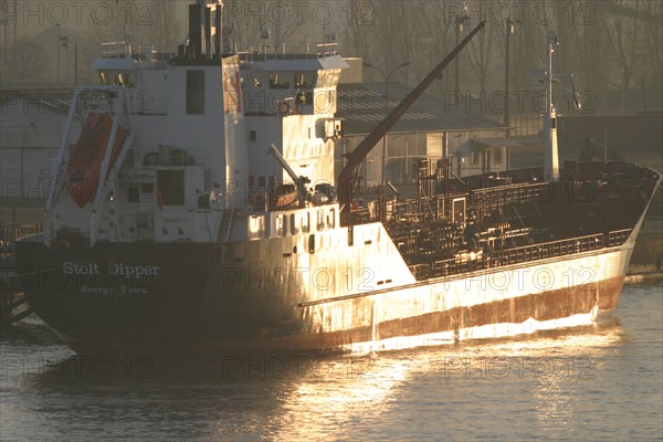 France: Normandie, Seine Maritime, vallee de la Seine, grand port de mer de Rouen, cargo, petrolier, navire au terminal petrolier, soleil couchant,