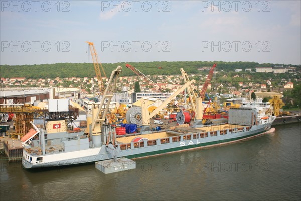 France: Normandie, Seine Maritime, vallee de la Seine, grand port de mer de Rouen, cargo, terminal du trait, rouleaux de cables,