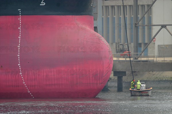 France: Normandie, Seine Maritime, vallee de la Seine, grand port de mer de Rouen, cargo a un terminal cerealier, lamaneurs en action, bulbe d ela coque,