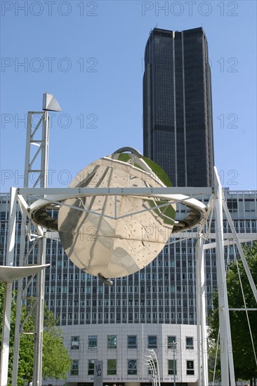 France, Paris 14e, jardin atlantique, dalle jardin oeuvre des paysagiste Francois Brun et Michel Pena, au dessus de la gare Montparnasse, l'ile des hesperides, station meteo,