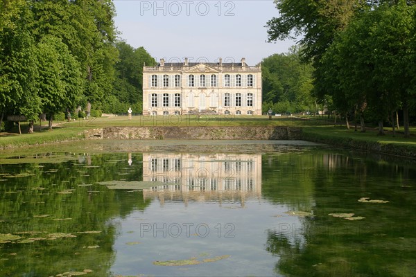France, Basse Normandie, calvados, pays d'auge, mezidon canon, chateau de canon, jardin, parc, reflet du chateau dans l'etang,