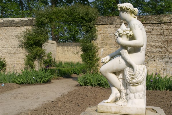 France, Basse Normandie, calvados, pays d'auge, mezidon canon, chateau de canon, jardin, parc, statue femme, mythologie,