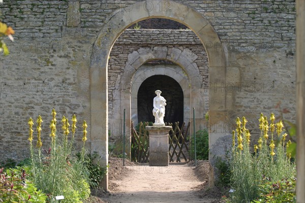 France, Basse Normandie, calvados, pays d'auge, mezidon canon, chateau de canon, jardin, parc, statue femme, arcades,