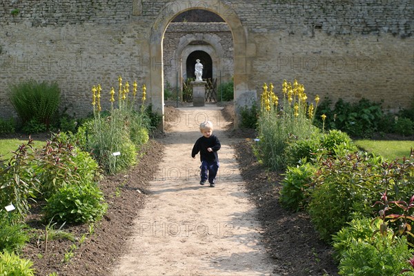 France, Basse Normandie, calvados, pays d'auge, mezidon canon, chateau de canon, jardin, parc, enfant 2ans qui court , personnage autorise,