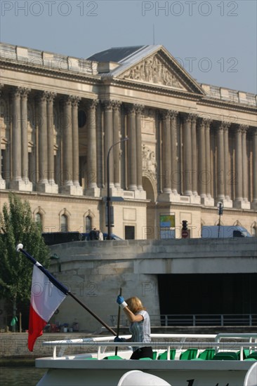 France, Paris 1er, Pont Neuf, agent d'entretien, femme balayant, vedettes du Pont Neuf, musee du louvre au fond