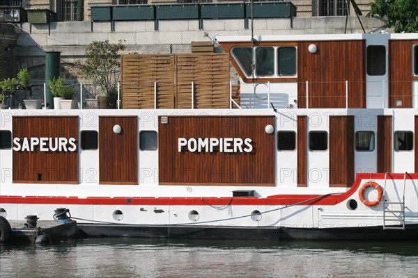 France, Paris, la Seine, quai de conti, peniche des sapeurs pompiers,