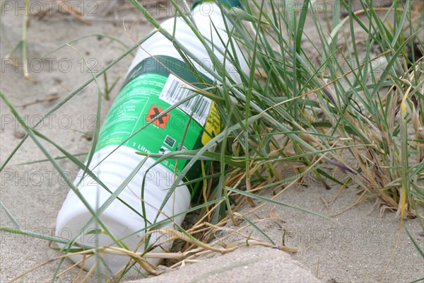 France, Normandie, pollution, produit toxique, dunes, sable, plage, dechets, detritus, developpement durable,