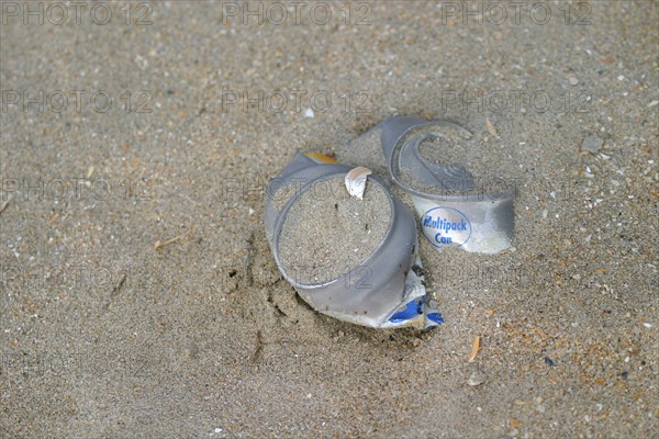 France, Normandie, pollution, canette dans le sable d'une plage, dechets, detritus, developpement durable,