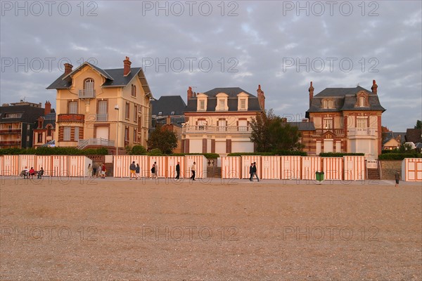 France, Basse Normandie, calvados, cote fleurie, houlgate, plalge, villas du front de mer au soleil couchant, sable, cabines de bains,