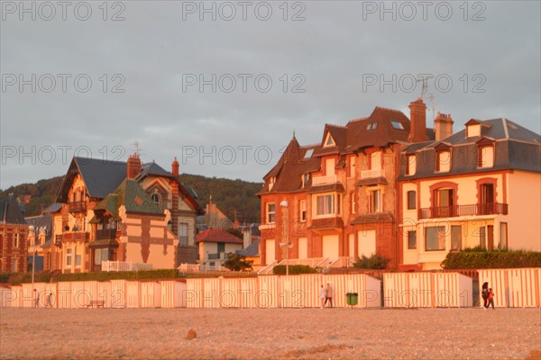 France, Basse Normandie, calvados, cote fleurie, houlgate, plage, villas du front de mer au soleil couchant, habitat balneaire, cabines de bains,