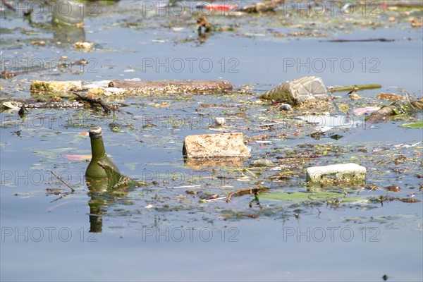 France, Normandie, pollution de l'eau, dechets, detritus, developpement durable,