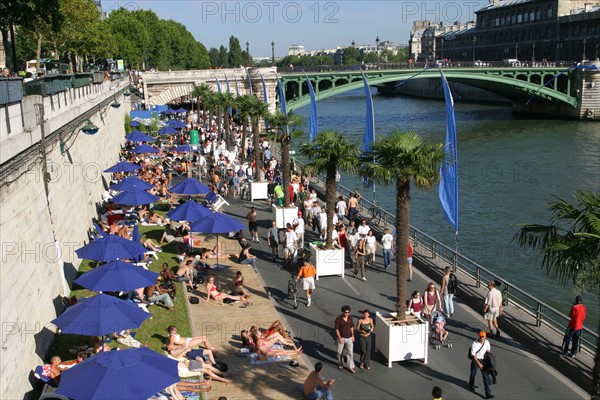 France, Paris 1er, Paris plage, quai de gesvres, la Seine, parasols bleus, foule, voies sur berges,