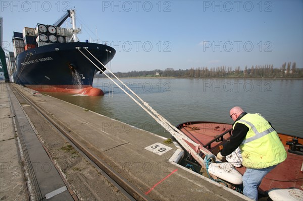 France : Normandie, Seine Maritime, vallee de la Seine, grand port de mer de Rouen, lamaneurs, amarrage d'un porte conteneur " safmarine europe" au terminal qgcm de moulineaux, navire Cma-Cgm Fort saint Georges
porte conteneurs
lamaneur (Georges)