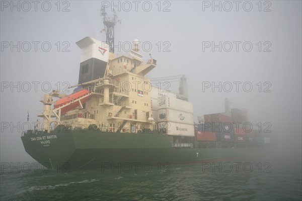 France : Normandie, Seine Maritime, vallee de la Seine, grand port de mer de Rouen, montee du pilote a bord d'un cargo en rade du havre, porte conteneurs, containers,