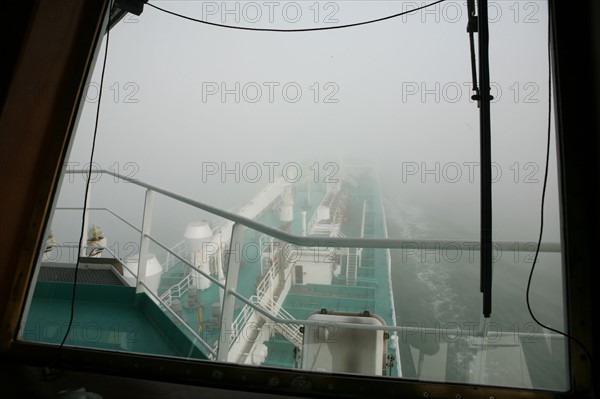 France : Normandie, Seine Maritime, vallee de la Seine, grand port de mer de Rouen, montee de Seine en compagnie du pilote Emmanuel Fournier a bord du navire "bro sincero", petrolier, destination port jerome, terminal petrochimique, brume,