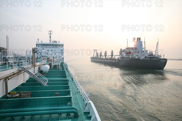 France : Normandie, Seine Maritime, vallee de la Seine, grand port de mer de Rouen, montee de Seine en compagnie du pilote Emmanuel Fournier a bord du navire bro sincero, destination port jerome, croisement d'un cargo, 
croisement du Dynamic G