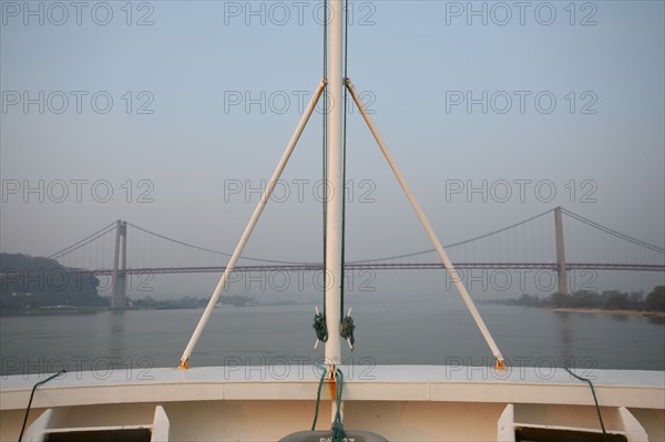 France : Normandie, Seine Maritime, vallee de la Seine, grand port de mer de Rouen, montee de Seine en compagnie du pilote Emmanuel Fournier a bord du navire bro sincero, destination port jerome, pont de Tancarville, avant du navire,