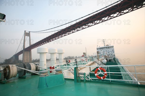 France : Normandie, Seine Maritime, vallee de la Seine, grand port de mer de Rouen, montee de Seine en compagnie du pilote Emmanuel Fournier a bord du navire bro sincero, destination port jerome, passage sous le pont de Tancarville,