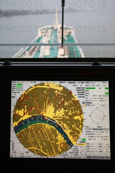 France : Normandie, Seine Maritime, vallee de la Seine, grand port de mer de Rouen, montee de Seine en compagnie du pilote Emmanuel Fournier a bord du navire bro sincero, destination port jerome, pont de Tancarville, avant du navire, ecran radar,