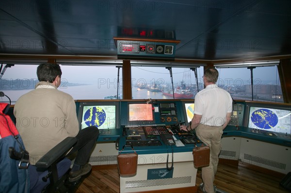 France : Normandie, Seine Maritime, vallee de la Seine, grand port de mer de Rouen, montee de Seine en compagnie du pilote Emmanuel Fournier a bord du navire bro sincero, destination port jerome, pont de Tancarville, avant du navire, a la passere