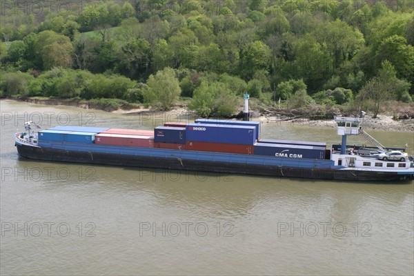 France : Normandie, Seine Maritime, vallee de la Seine, grand port de mer de Rouen, montee de Seine, convoi fluvial, conteneurs, container,