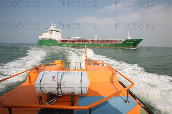 France : Normandie, Seine Maritime, vallee de la Seine, grand port de mer de Rouen, montee de Seine, prise de navire en rade du havre par le pilote aval depuis la pilotine, cargo, mer,