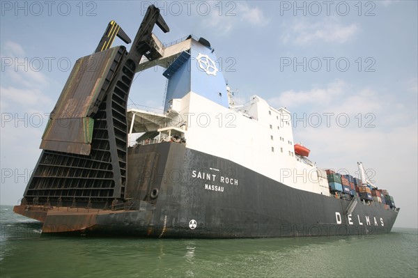 France : Normandie, Seine Maritime, vallee de la Seine, grand port de mer de Rouen, montee du navire Saint Roch, roro, roulier, porte arriere,