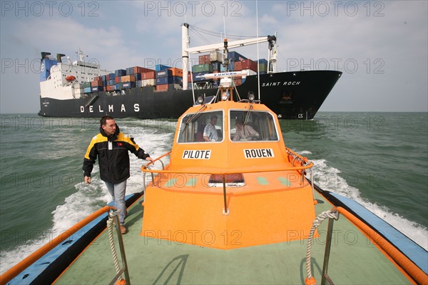 France : Normandie, Seine Maritime, vallee de la Seine, grand port de mer de Rouen, montee du navire Saint Roch, pilotine apres la pris ede commande du pilote en rade du havre,