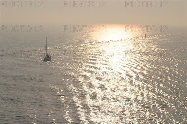 France : Normandie, Seine Maritime, vallee de la Seine, grand port de mer de Rouen, montee de Seine, coucher de soleil, voilier,